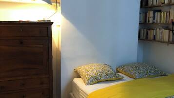 2 bedrooms, desk, travel cot, free WiFi