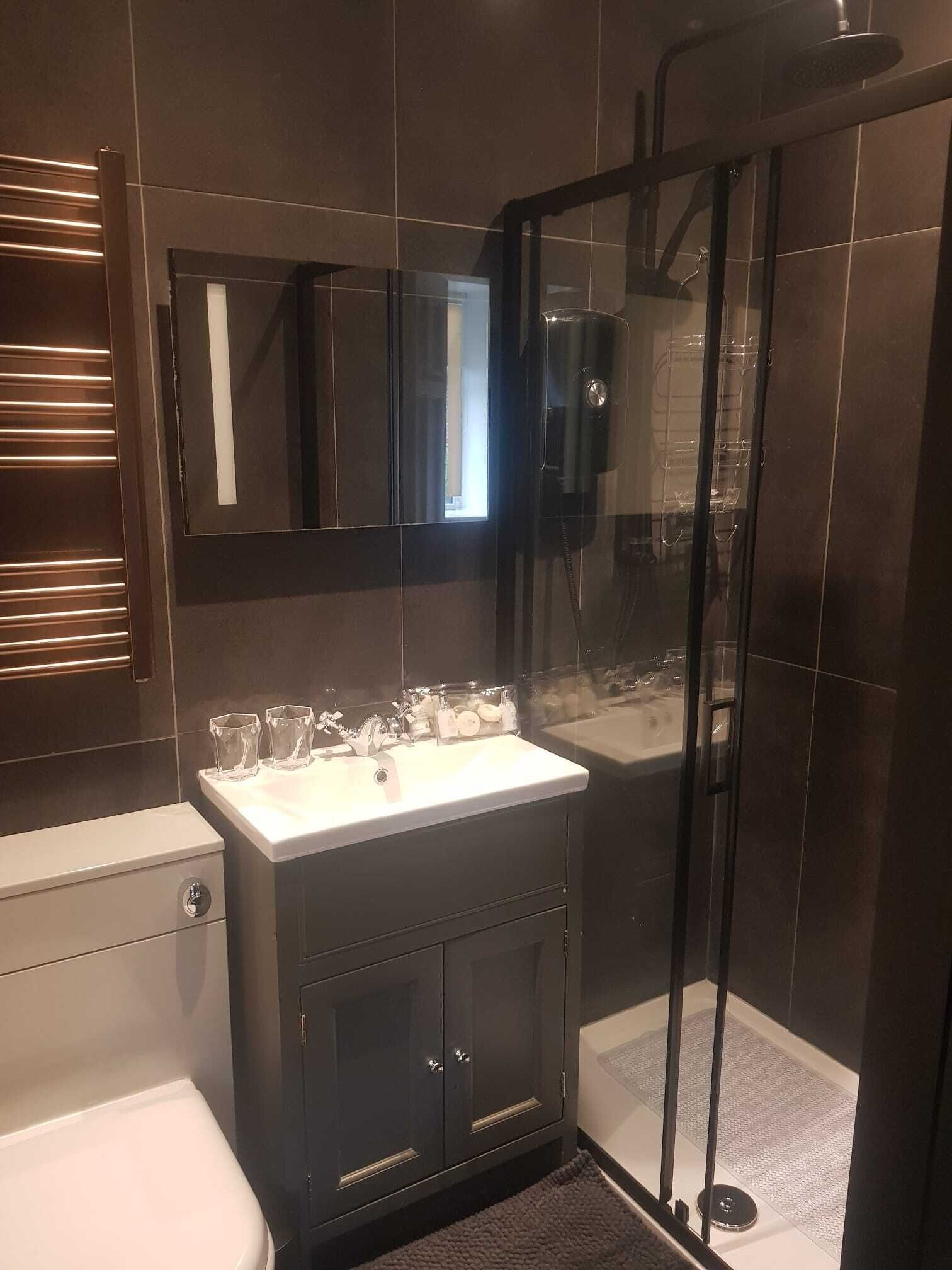 Dusj, håndklær, såpe og sjampo