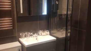 Dusj, håndklær, såpe og sjampo