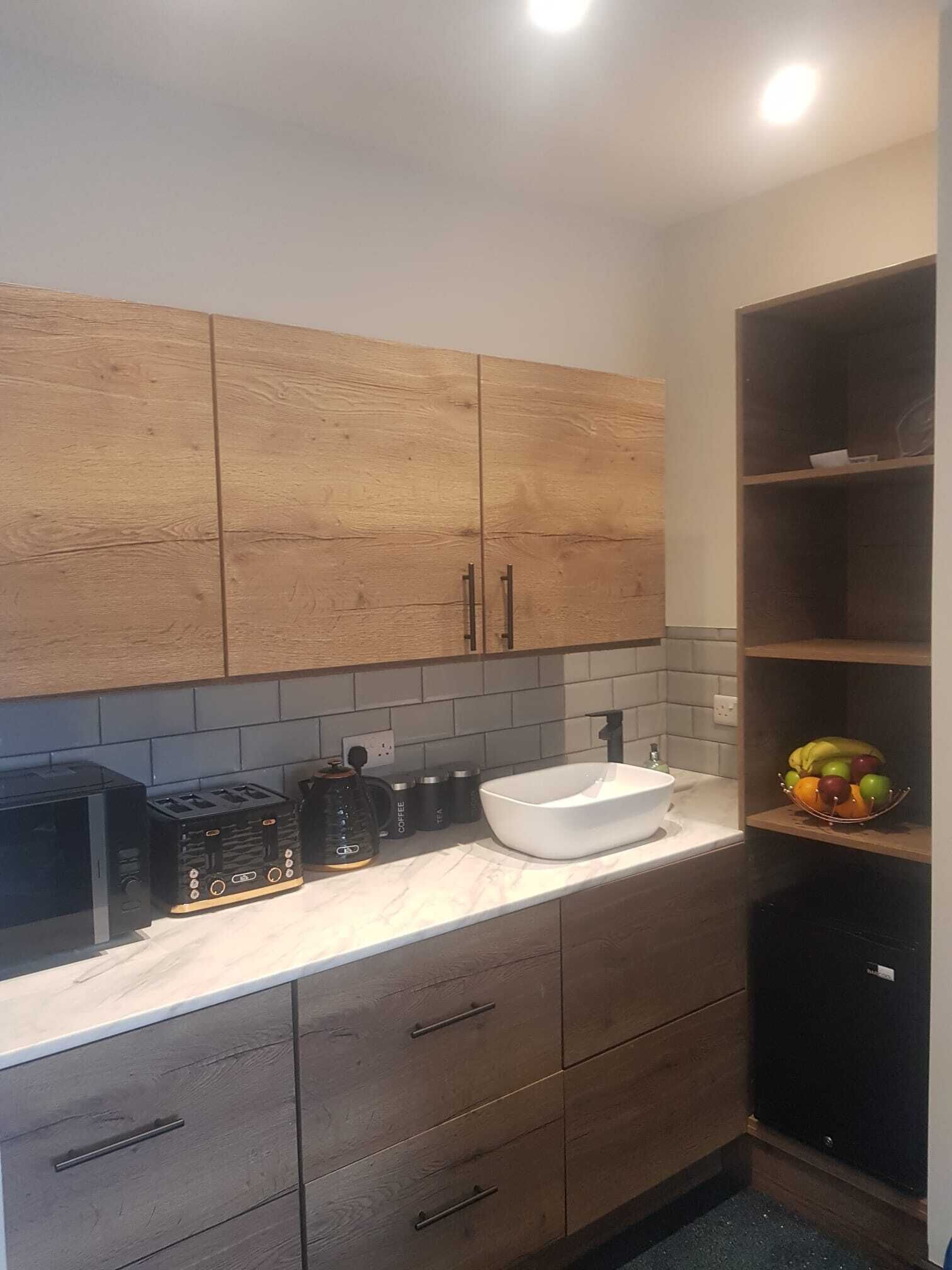 Kühlschrank, Mikrowelle, Wasserkocher, Toaster