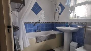 Apartment | Bathroom | Shower, towels