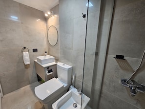 Douche, sèche-cheveux, serviettes fournies