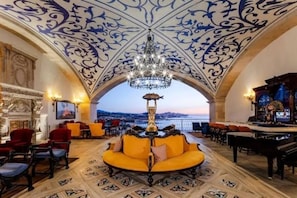 Bar (on property) - Charming ocean front 3-bdm Cabo San Lucas, plunge pools roof top pool and spa. (Cabo san Lucas)