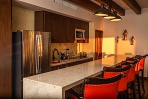 Køkkentøj/tallerkener/redskaber