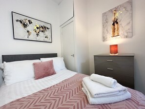 Een strijkplank/strijkijzer, gratis wifi, beddengoed