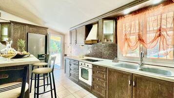 Frigorífico, microondas, horno y placa de cocina