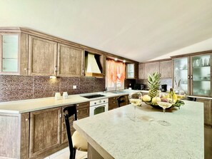 Fridge, microwave, oven, stovetop - Beach Villa Night Flower with private pool (Dassia)