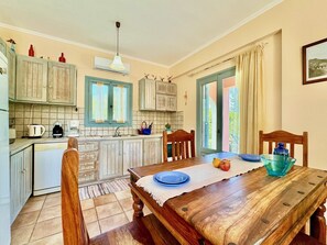 Kühlschrank, Ofen, Wasserkocher mit Kaffee-/Teezubehör, Wasserkocher