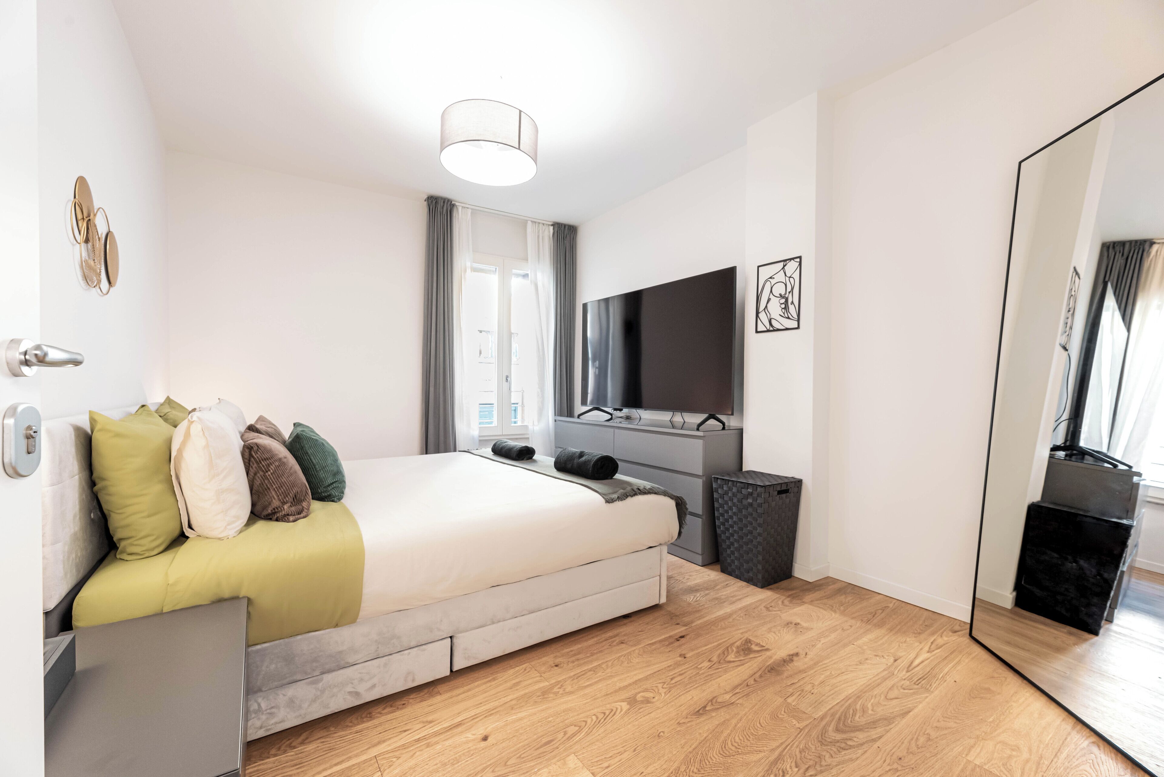 2 Schlafzimmer, Schreibtisch, Bügeleisen/Bügelbrett, Reisekinderbett