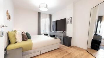 2 habitaciones, escritorio y tabla de planchar con plancha