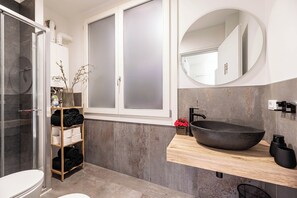 Shower, hair dryer, bidet, towels - Ca' San Marco: Ca' San Marco - Residenza di Lusso a Due Passi dalla Basilica (Vicenza)