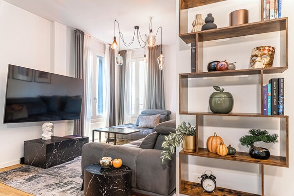 Smart TV, computer monitors