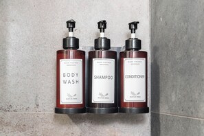 Dusche, Haartrockner, Bidet, Handtücher