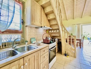 Kühlschrank, Ofen, Wasserkocher mit Kaffee-/Teezubehör, Wasserkocher