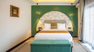 Quarto casal standard, sacada, vista para a cidade | Cofres nos quartos, escrivaninha, espaço de trabalho para notebook