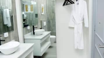 Chaussons, serviettes fournies, savon, shampoing