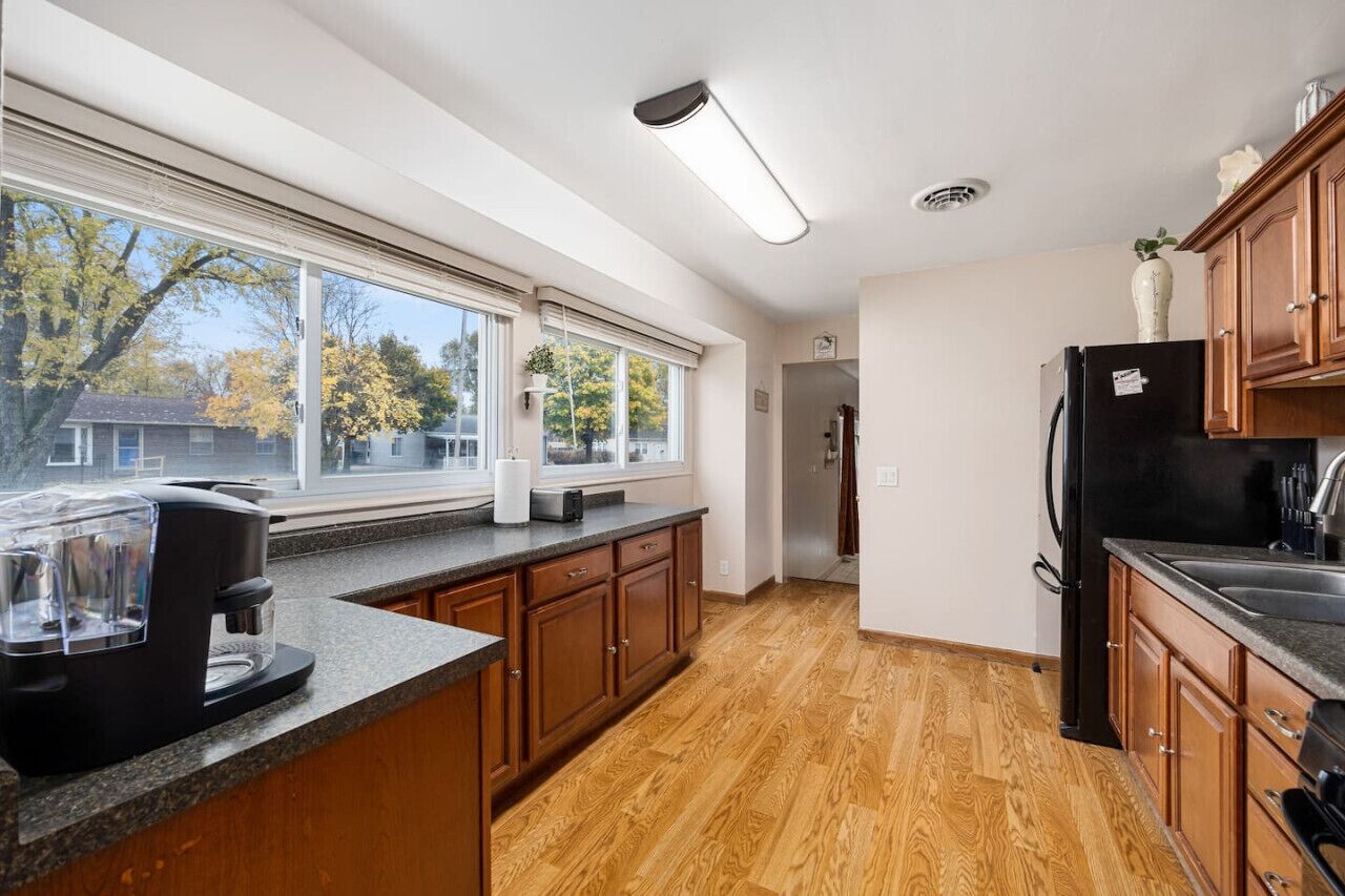 Réfrigérateur, four à micro-ondes, un four, surface de cuisson