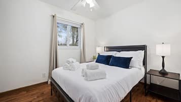 3 chambres, bureau, fer et planche à repasser, accès au Wi-Fi (inclus)