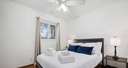 Poolside Palisade - A Fun Family Retreat for 6