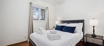 Poolside Palisade - A Fun Family Retreat for 6