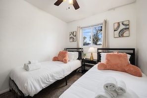 3 habitaciones, escritorio, tabla de planchar con plancha y wifi gratis 