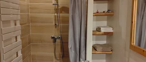 Douche, séchoir à cheveux, serviettes fournies, savon