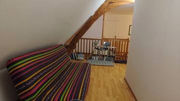 Een tafeltennistafel en boeken