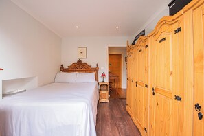 1 habitación, tabla de planchar con plancha, wifi y ropa de cama 