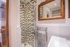 Dusche, Haartrockner, Handtücher, Seife