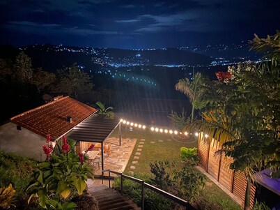 Cabañas de la loma,  maravillosa vista, cancha de tenis piscina, en Piedecuesta