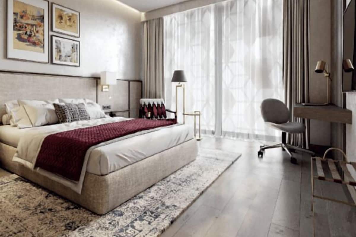 Hypo-allergenic bedding, in-room safe, desk, blackout curtains