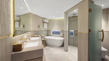 Royal Suite | Bathroom | Free toiletries, hair dryer, slippers, bidet