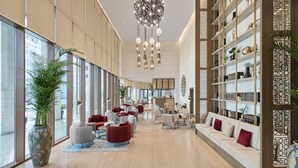 A spacious lobby with a high ceiling, modern furniture, and a large chandelier. - Makarem Burj Al Madinah Hotel and Suites (Madinah)
