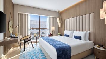 Deluxe Room, 1 King Bed (Club) | Hypo-allergenic bedding, free minibar, in-room safe, desk