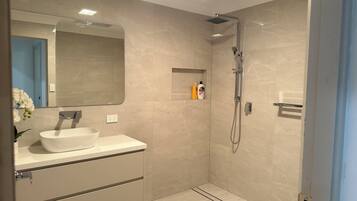 Haartrockner, Bidet, Handtücher, Seife