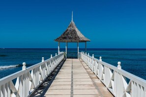 Property grounds - Hospitality Expert Greens 4BR: Pool, Beach (Montego Bay)