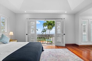 4 habitaciones, escritorio y tabla de planchar con plancha 