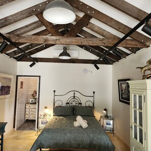1 bedroom, desk, iron/ironing board, WiFi (free)