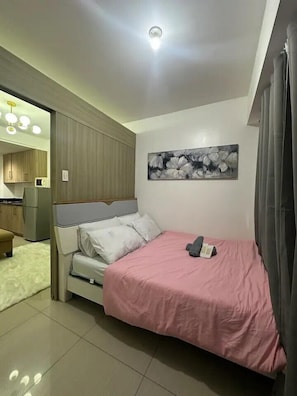 Shore Residences Staycation | Individually decorated, individually furnished, laptop workspace - House of Wu (Pasay)