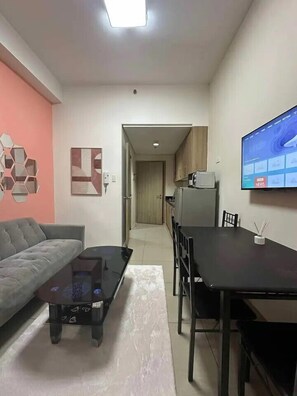 Affordable Stacation at Shore | Individually decorated, individually furnished, laptop workspace - House of Wu (Pasay)