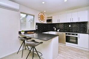 Frigorífico, microondas, horno y placa de cocina