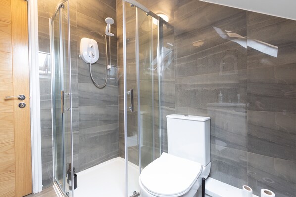 Casa | Baño | Regadera, secadora de cabello, toallas 