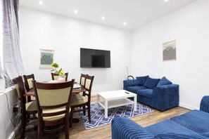 Living area - Leeds Retreat - 4BR House, Sleeps 10 (Leeds)