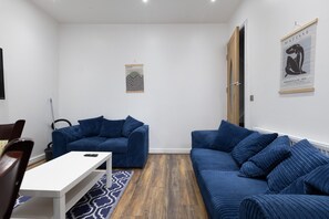 House | Living area - Leeds Retreat - 4BR House, Sleeps 10 (Leeds)
