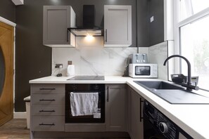 House | Private kitchen - Leeds Retreat - 4BR House, Sleeps 10 (Leeds)