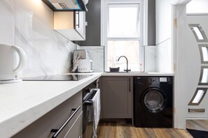 House | Private kitchen - Leeds Retreat - 4BR House, Sleeps 10 (Leeds)