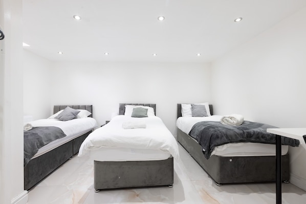 House - Leeds Retreat - 4BR House, Sleeps 10 (Leeds)