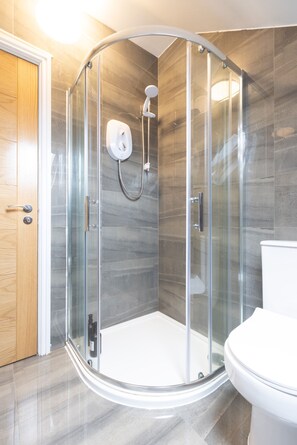 House | Bathroom | Shower, hair dryer, towels - Leeds Retreat - 4BR House, Sleeps 10 (Leeds)