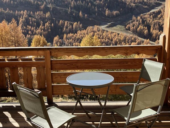 Outdoor dining - Renovated apartment 3 sleeps, ski-in/ski-out (Isola 2000)