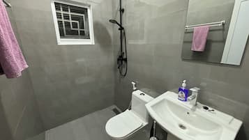 Baignoire et douche séparées, serviettes fournies, savon